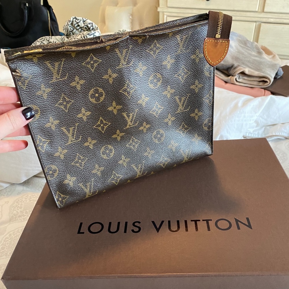 LV TOILETTE POUCH- box not included